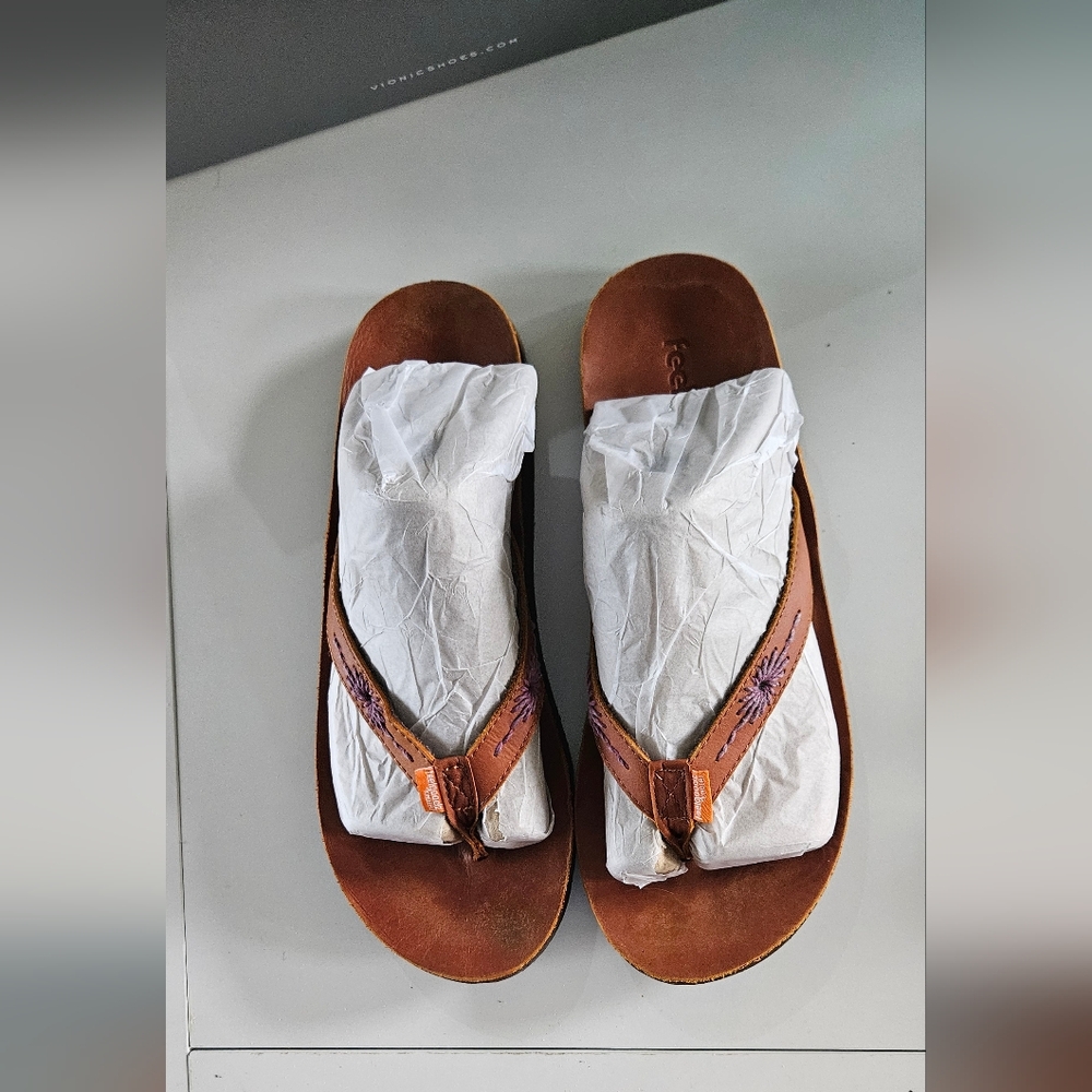 Feelgoodz flip flop sandals Leather with embroidered flowers women size 11